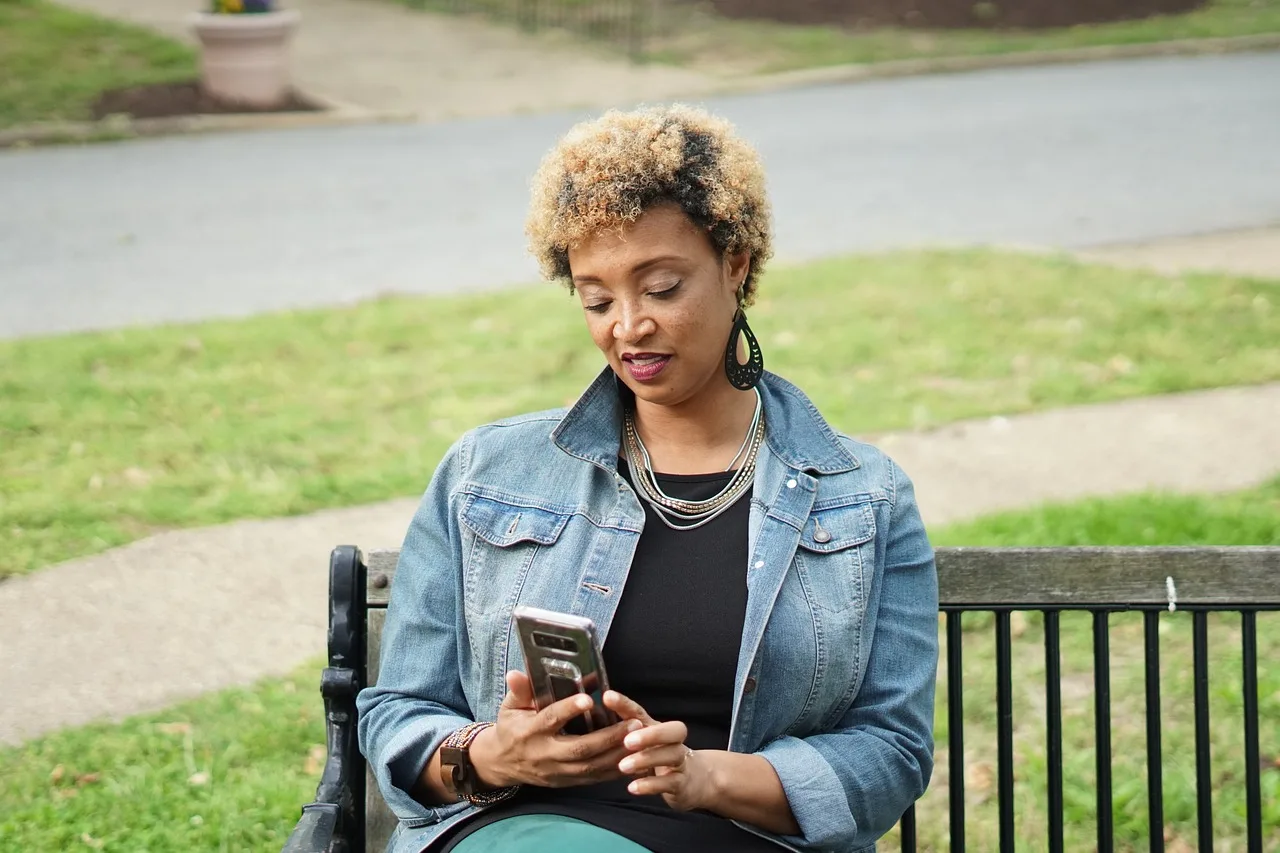 conversation, phone, call, smartphone, communication, mobile, talking, contact, talk, cellphone, telephone, technology, message, chat, communicate, connection, cellular, modern, woman, black woman, ethnic, female, person, typing, business. How messaging platforms lock you in, and how to move