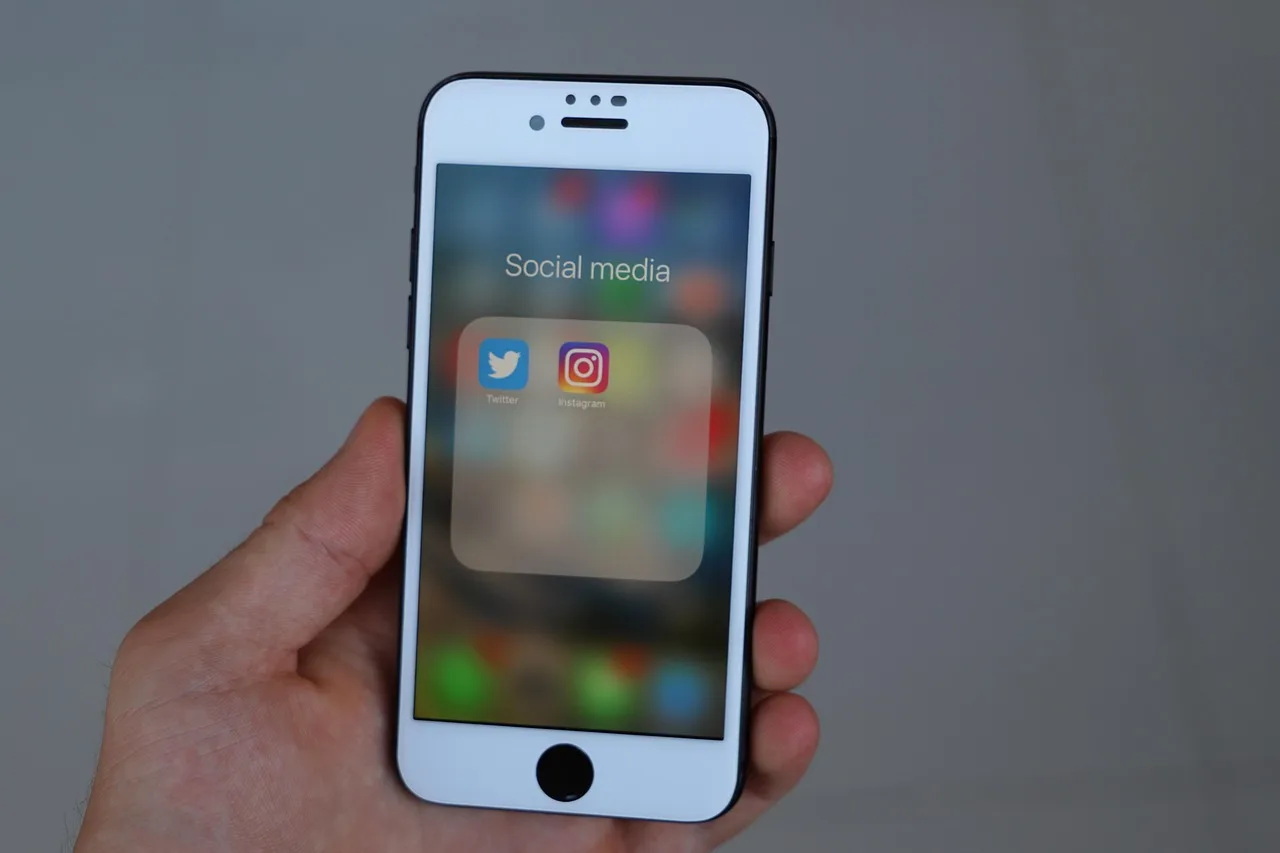 iphone, smartphone, social media, phone, mobile phone, icon, display, app, social networks, internet, social, facebook, twitter, instagram, twitter, twitter, twitter, twitter, twitter, instagram, instagram. Platform comparisons by year: A method for tracking change
