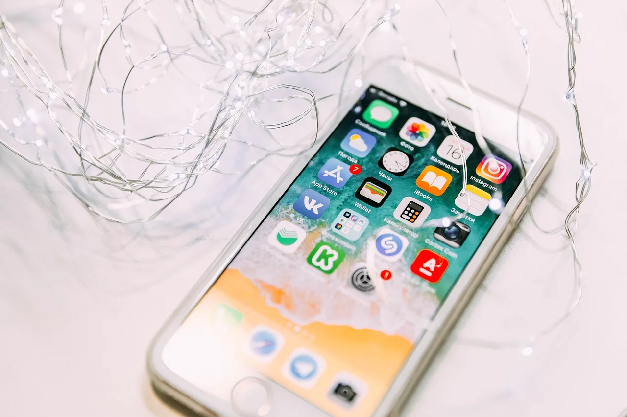 computer, iphone, technology, the internet, keyboard, iphone8, social media, white, apple, phone, device, display, smartphone, touchpad, connection, mobile, touch screen, portable, cellular telephone, ios. Platform data localisation Canada: storage versus control
