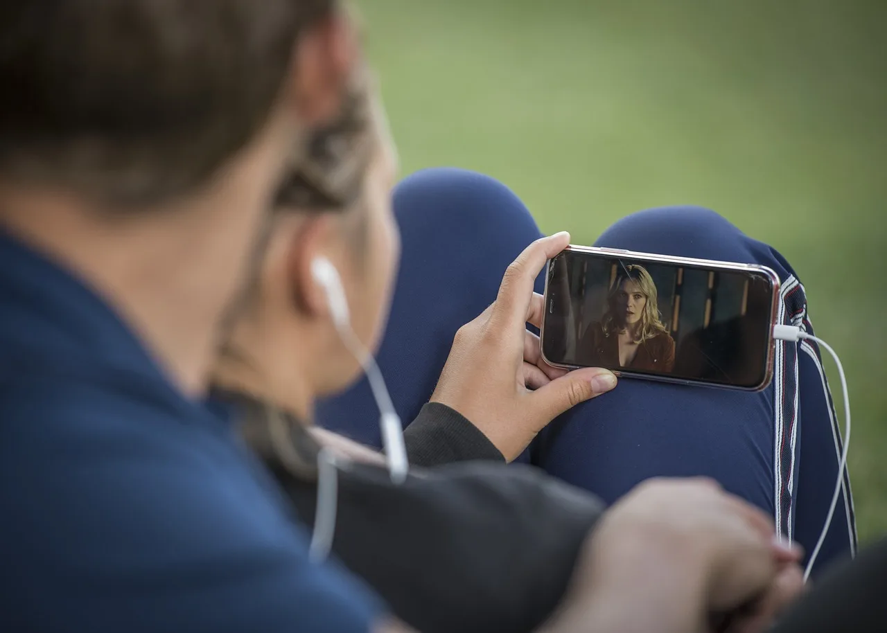mobile phone, video, smartphone, pair, park, youtube, video film, media, internet, hand, video, video, video, video, video, youtube, youtube, youtube, youtube. Video platforms: what to keep and what to drop as of 2027