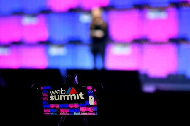 1 November 2021; A general view as an attendee uses their smartphone to video Sara Marquart, QOA, on Centre Stage during the opening night of Web Summit 2021 at the Altice Arena in Lisbon, Portugal. Photo by Piaras Ó Mídheach/Web Summit via Sportsfile. 7 notes on video platforms by country worth reading